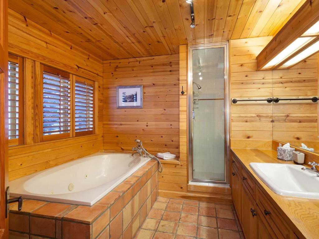 Beautiful 5 Bedroom Log Home With Spectacular Views Whistler Exteriör bild