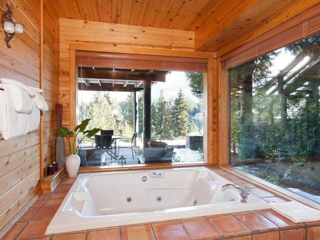 Beautiful 5 Bedroom Log Home With Spectacular Views Whistler Exteriör bild