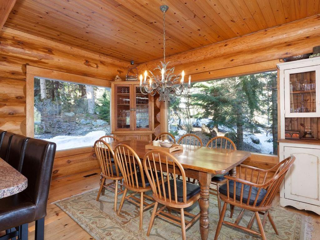 Beautiful 5 Bedroom Log Home With Spectacular Views Whistler Exteriör bild