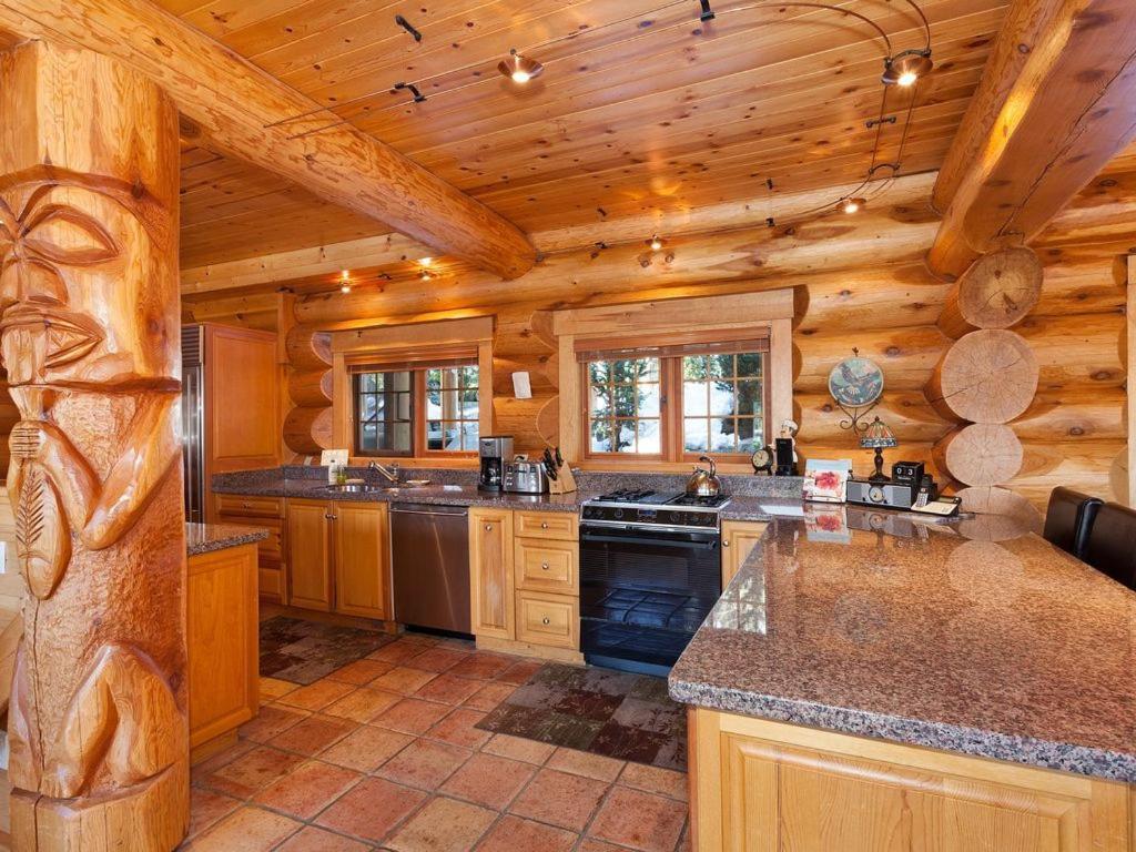 Beautiful 5 Bedroom Log Home With Spectacular Views Whistler Exteriör bild