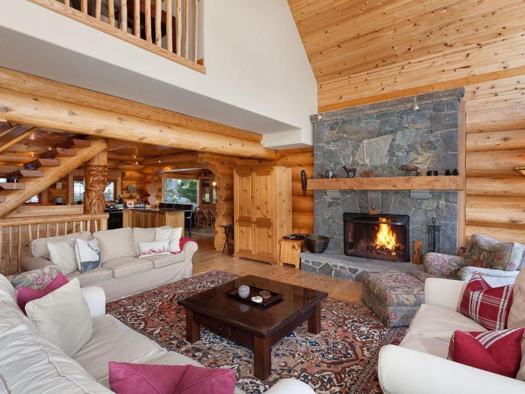 Beautiful 5 Bedroom Log Home With Spectacular Views Whistler Exteriör bild